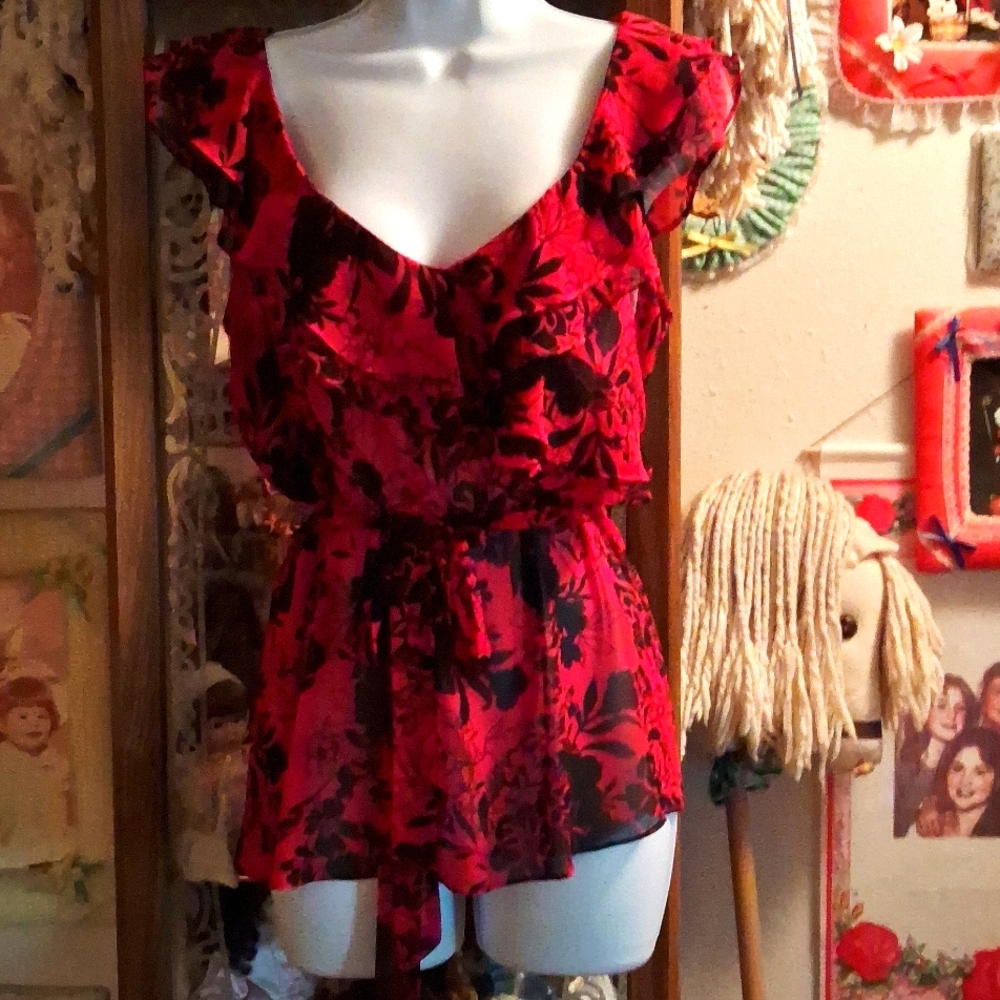 Like NEW,EXPRESS,Sexy,Red & Black,Floral Blouse with Ruffeled  Neck Detail♥️🖤